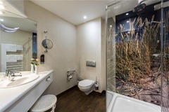 Guest room bath