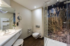 Guest room bath