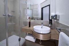 Guest room bath