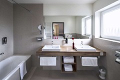 Guest room bath