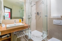Guest room bath
