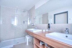 Guest room bath