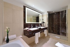 Suite bath