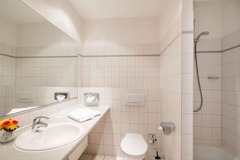 Guest room bath