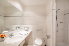 Guest room bath