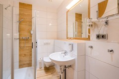 Guest room bath
