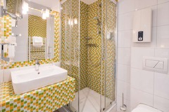 Guest room bath