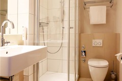 Guest room bath