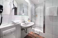 Guest room bath