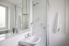 Guest room bath