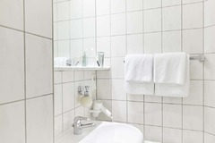 Guest room bath