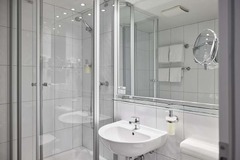 Standard double room bathroom
