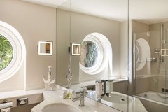 executive room bath