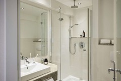 Guest room bath