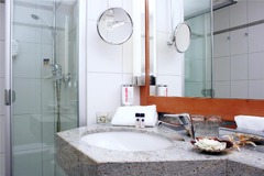 Guest room bath