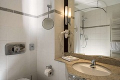 Guest room bath