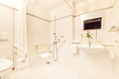 Guest room bath