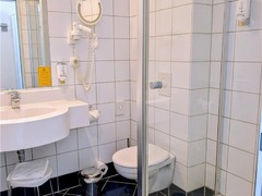 Guest room bath