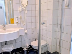 Guest room bath