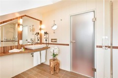 Guest room bath