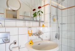 Guest room bath