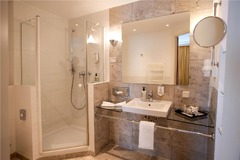 Guest room bath