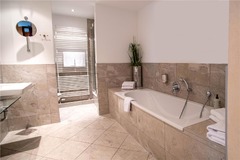 Guest room bath