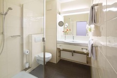 Guest room bath