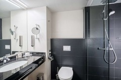 Guest room bath