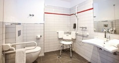 Guest room bath