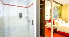 Guest room bath