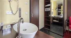 Guest room bath