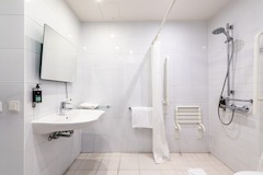 Premier Inn Frankfurt City Centre accessible wet room