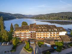 Außenansicht des Maritim Hotels Titisee: Modernes Gebäude in idyllischer Lage am See, umgeben von grüner Landschaft und ideal für entspannende Aufenthalte.