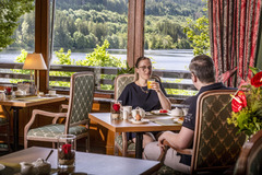 Im Restaurant 'Vier Täler' des Maritim Hotels Titisee genießen Gäste ein köstliches Dinner mit atemberaubendem Seeblick. Das elegante Ambiente und die feine Küche bieten ein unvergessliches Abendessen.