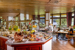 Der Frühstücksbereich im Maritim Hotel Titisee bietet ein reichhaltiges Buffet in einer einladenden Atmosphäre. Gäste genießen eine große Auswahl an frischen Speisen.