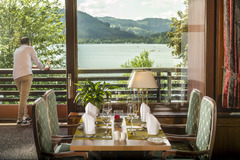 Im Restaurant 'Vier Täler' des Maritim Hotels Titisee genießen Gäste ein köstliches Dinner mit atemberaubendem Seeblick. Das elegante Ambiente und die feine Küche bieten ein unvergessliches Abendessen.