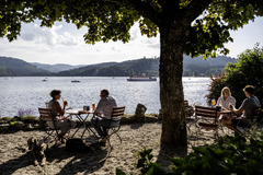 Der Biergarten des Maritim Hotels Titisee lädt mit gemütlichen Sitzplätzen im Freien und rustikalem Charme zum Entspannen ein. Gäste genießen erfrischende Getränke und Snacks in einer angenehmen Umgebung.