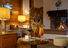 Die rustikale Bar im Maritim Hotel Titisee bietet eine gemütliche Atmosphäre mit Kamin und traditionellem Holzdekor. Ideal für entspannte Drinks in behaglicher Umgebung.