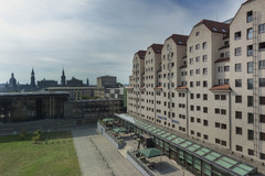 Außenansicht des Maritim Hotels Dresden: Prächtiges Gebäude an der Elbe, verbindet historische Architektur mit modernem Komfort, ideal gelegen für Tagungen und Events.