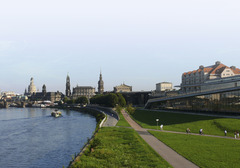 Außenansicht des Maritim Hotels Dresden: Prächtiges Gebäude an der Elbe, verbindet historische Architektur mit modernem Komfort, ideal gelegen für Tagungen und Events.