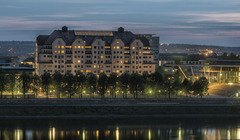 Außenansicht des Maritim Hotels Dresden: Prächtiges Gebäude an der Elbe, verbindet historische Architektur mit modernem Komfort, ideal gelegen für Tagungen und Events.