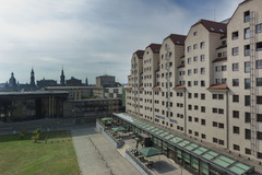 Außenansicht des Maritim Hotels Dresden: Prächtiges Gebäude an der Elbe, verbindet historische Architektur mit modernem Komfort, ideal gelegen für Tagungen und Events.