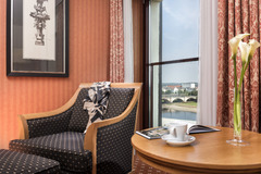 Superior Zimmer im Maritim Hotel Dresden: Großzügig, mit Blick auf die Elbe oder Altstadt, Flachbildschirm, modernes Bad, Doppelbett/Twin Beds und Kaffee-/Teemaschine.