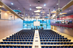 "Saal 3 im Maritim Hotel Dresden: Flexibler, säulenfreier Raum für bis zu 613 Personen, ideal für Konzerte, Galas und Events. Mit moderner Technik, Trennwänden und Regieplätzen für perfekte Veranstaltungen.