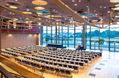 "Saal 1+2 im Maritim Hotel Dresden: Flexibler, säulenfreier Raum für bis zu 613 Personen, ideal für Konzerte, Galas und Events. Mit moderner Technik, Trennwänden und Regieplätzen für perfekte Veranstaltungen.