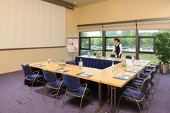 Seminar 3 im Maritim Hotel Dresden: 58 qm moderner, klimatisierter Raum mit Tageslicht und Verdunkelungsoption. Ideal für Seminare, Workshops und Präsentationen, erweiterbar durch Verbindung mit Seminar 4.