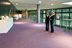 Seminarfoyer im Maritim Hotel Dresden: Geräumiger Empfangsbereich für Pausen und Networking, ideal zur Ergänzung von Seminaren und Konferenzen mit komfortabler Atmosphäre und modernen Annehmlichkeiten.