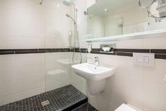Guest room bath