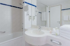 Guest room bath